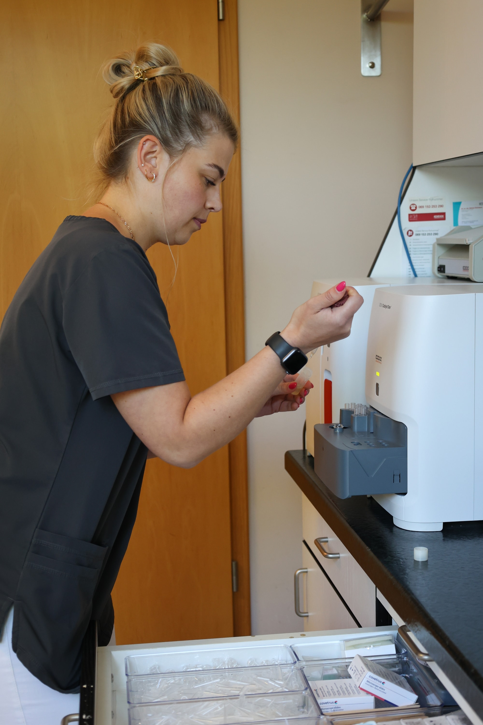 Mitarbeiterin der Tierarztpraxis Bühner bei Laborarbeit